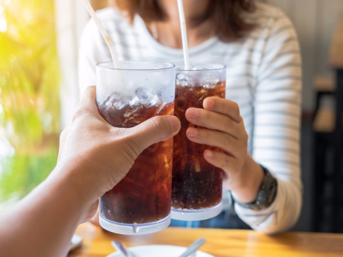 ¿Es saludable comer con Coca-cola?
