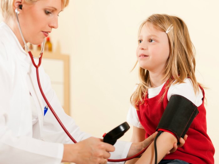 ¿Cuál es la tensión arterial normal en niños y en adolescentes?