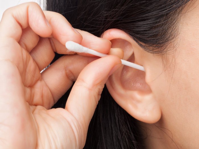 ¿Debemos limpiar la cera de los oídos?